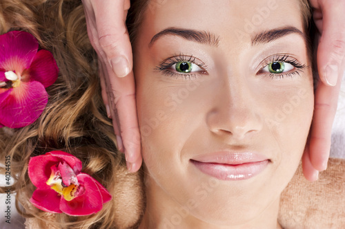 Foto: Beautiful young woman relaxed, in the spa salon Beautiful young woman relaxed, in the spa salon