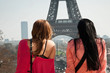 jeunes femmes regardant la tour eiffel jeunes femmes regardant la tour eiffel