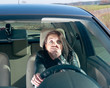 ängstliche junge frau  im auto