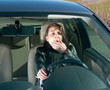 Foto: junge frau gähnt im auto junge frau gähnt im auto