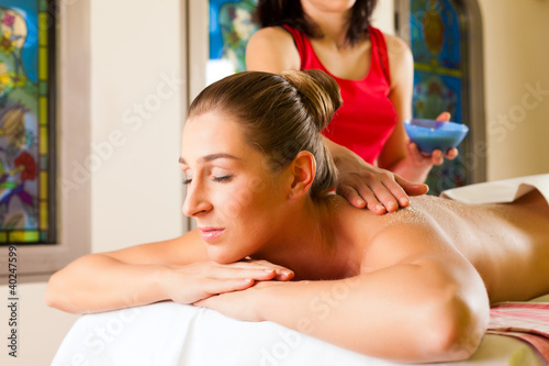 Photo: Frau genießt Massage im Wellness Spa Frau genießt Massage im Wellness Spa