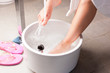 Frau macht ein Kneipp Fußbad