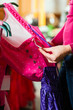 Frau kauft Tracht oder Dirndl in einer Boutique
