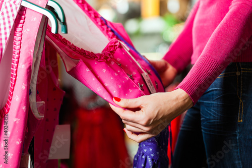 Photo: Frau kauft Tracht oder Dirndl in einer Boutique Frau kauft Tracht oder Dirndl in einer Boutique