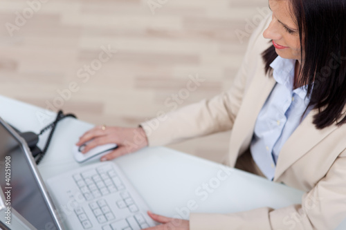 Photo: geschäftsfrau arbeitet am computer geschäftsfrau arbeitet am computer