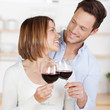 junges paar trinkt rotwein
