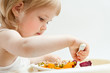 Foto: Adorable baby girl eating fresh vegetables Adorable baby girl eating fresh vegetables