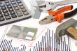 Foto: housebuilding and renovation graphics and hammer and credit card housebuilding and renovation graphics and hammer and credit card