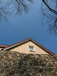 Giebel eines Wohnhauses hinter einer alten Burgmauer