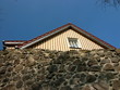 Mauer der Burg Gleiberg vor dem Giebel eines Wohnhaus