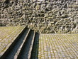Alte Burgmauer und Treppenstufen mit Kopfsteinpflaster