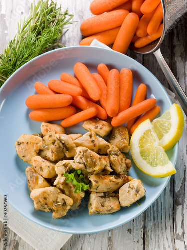 Foto: chicken stew with herbs and small carrots chicken stew with herbs and small carrots