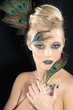 Beauty Frau mit Federn Schmuck und tollem Make Up