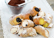 Cannoli alla ricotta, crema e cioccolato