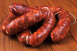 Un chapelet de chorizos à cuire Un chapelet de chorizos à cuire