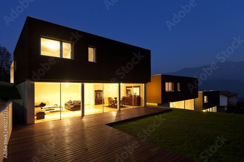 Foto: view of the beautiful modern houses, .outdoor at night view of the beautiful modern houses, .outdoor at night