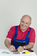 Handwerker mit Bauplan, Taschenrechner und Geld