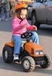 bébé avec tracteur