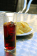 Verre de sangria et chips Verre de sangria et chips