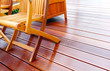 Holzmöbel auf geölter Bangkirai Terrasse
