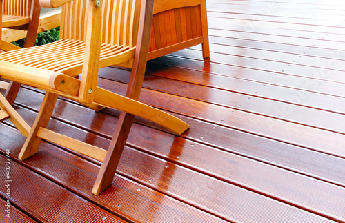 Foto: Holzmöbel auf geölter Bangkirai Terrasse Holzmöbel auf geölter Bangkirai Terrasse