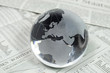 Glasglobus mit Zeitung