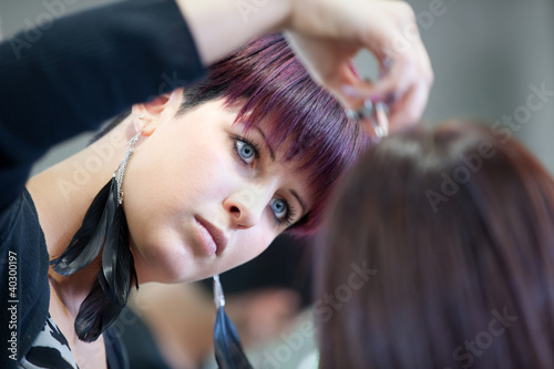 Foto: Hairdresser cutting hair Hairdresser cutting hair
