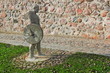 Stadtmauer mit Skulptur