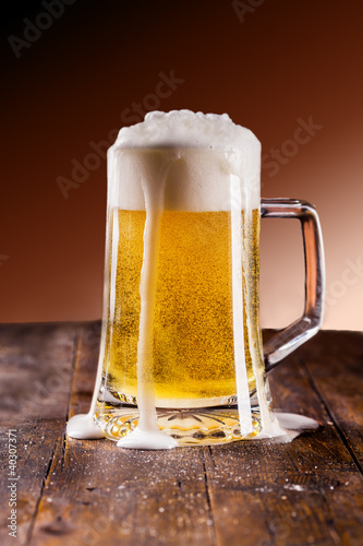 Foto: Beer on wooden table Beer on wooden table