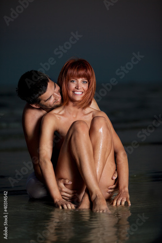 Foto: young couple having fun on the beach young couple having fun on the beach