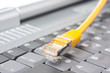 Foto: Netzwerkkabel vor einer Tastatur Netzwerkkabel vor einer Tastatur