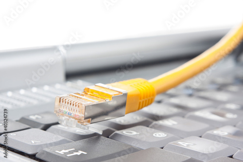 Photo: Laptop-Tastatur und Lan-Kabel Laptop-Tastatur und Lan-Kabel