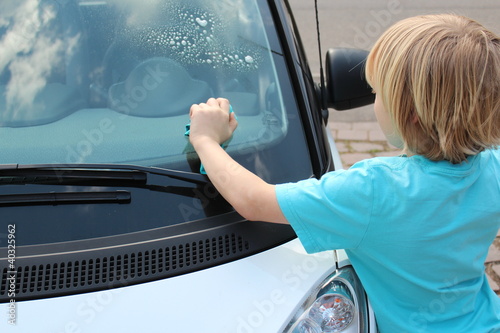Photo: Kind putzt Winschutzscheibe Kind putzt Winschutzscheibe
