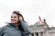 Frau vor dem berliner Reichstag