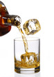 Sirviendo whisky,bebida alcohólica. Sirviendo whisky,bebida alcohólica.
