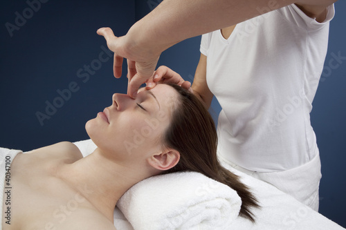 Illustration: massage of sinus and forehead massage of sinus and forehead