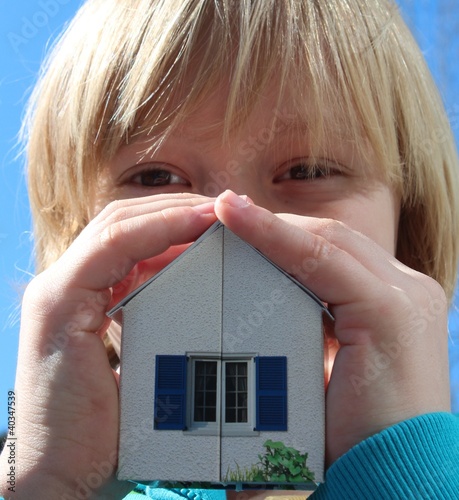 Photo: Kind mit Modellhaus Kind mit Modellhaus