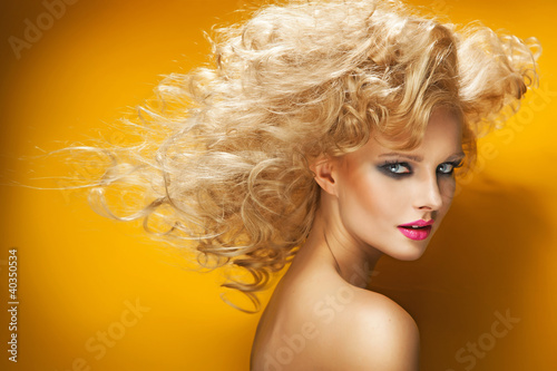 Foto: Portrait of a bond beauty Portrait of a bond beauty