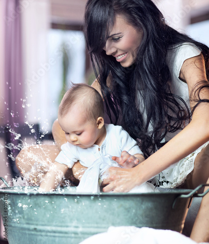 Foto: Bathing baby Bathing baby