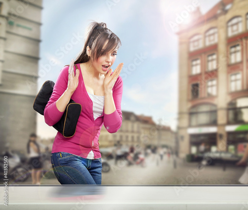 Foto: Surprised woman looking at a shop window Surprised woman looking at a shop window