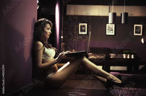 Foto: Sexy lady browsing internet late night Sexy lady browsing internet late night