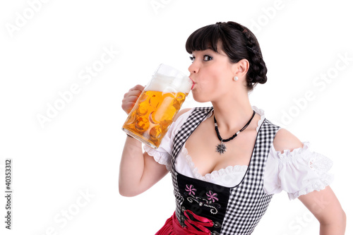 Foto: Junge Frau im Dirndl trinkt Bier Junge Frau im Dirndl trinkt Bier