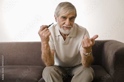 Foto: Senior man holding smoke pipe, portrait Senior man holding smoke pipe, portrait