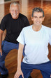 Senioren bewegen sich im Fitnesscenter