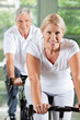 Foto: Senioren trainieren im Fitnesscenter Senioren trainieren im Fitnesscenter