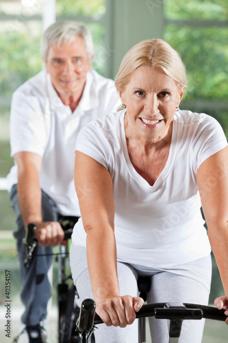 Photo: Senioren trainieren im Fitnesscenter Senioren trainieren im Fitnesscenter