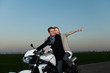 junges pärchen auf motorrad