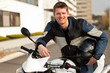 junger mann mit motorrad