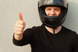 junger mann mit motorradhelm