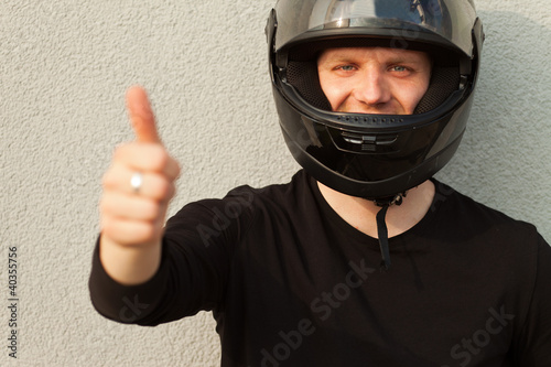 Photo: junger mann mit motorradhelm junger mann mit motorradhelm